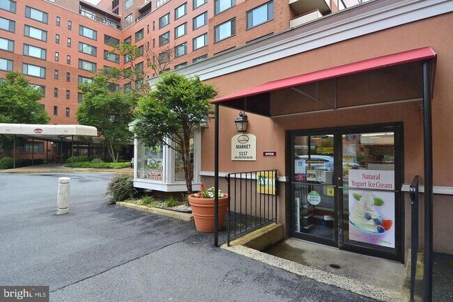 Building Photo - 1121 Arlington Blvd