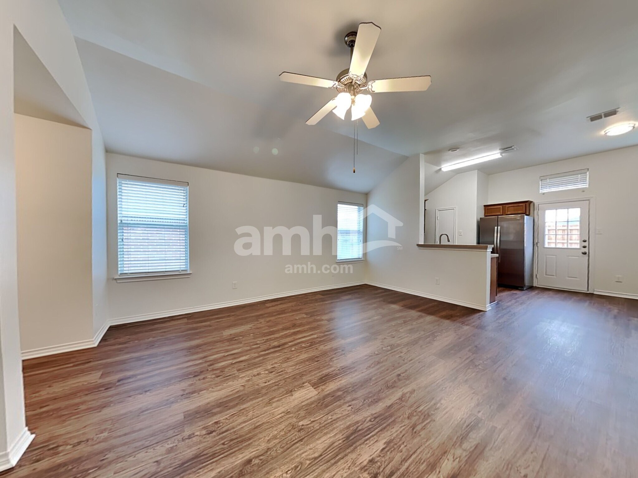 Building Photo - 3013 Lake Side Dr