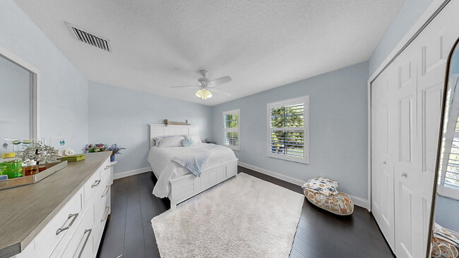 Building Photo - 5-bedroom, 3-bathroom rental home located in the Fox Wood community in Florida