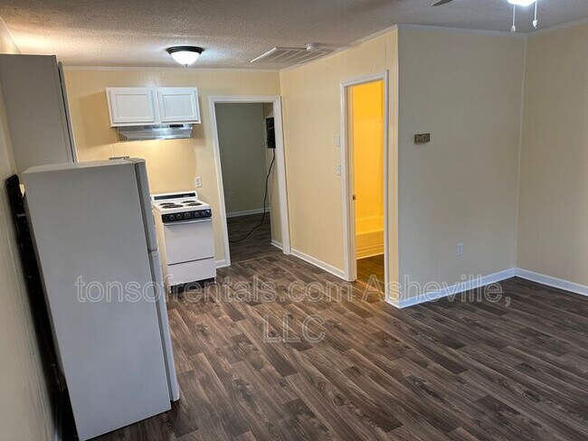 Building Photo - 3126 US-221