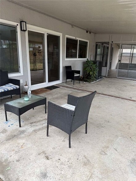 Building Photo - 408 N Flower St