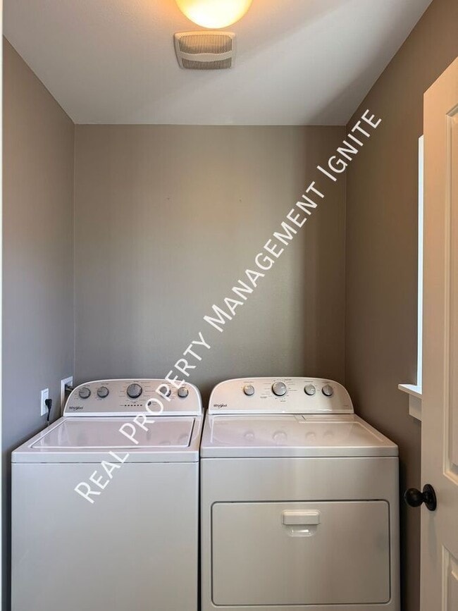 Building Photo - 1032 SE Leonel Ln