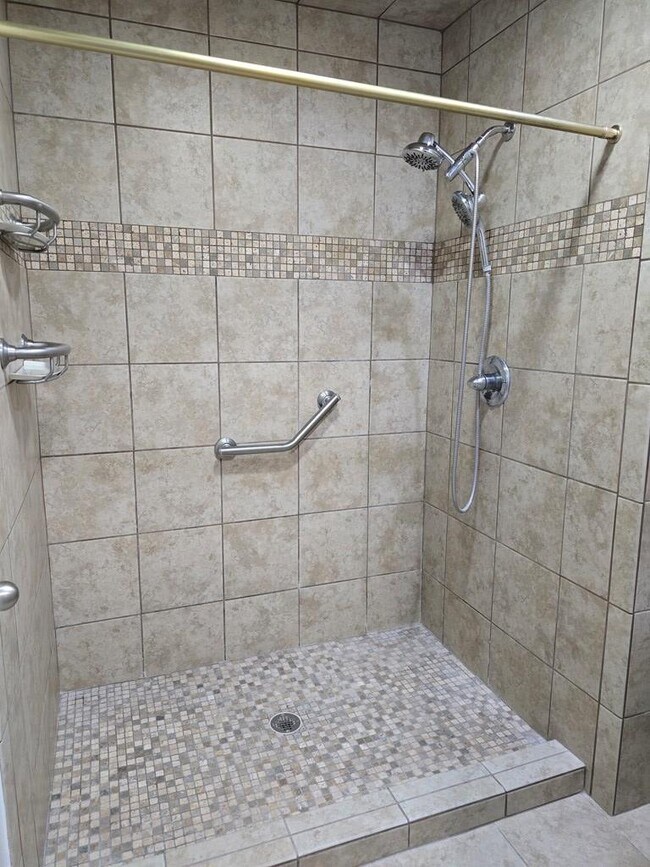 Building Photo - 6 Sunnygrove Dr