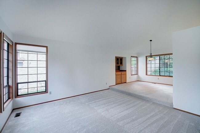 Building Photo - 4Bd/2.5Ba Sammamish Home