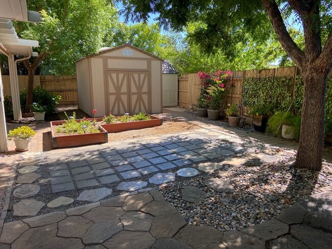 Building Photo - Broadstone Solar Home - 5 Bdrms, 4 Baths