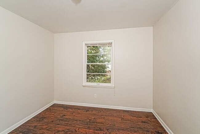 Building Photo - $1,199! 3Bed/ 1 Bath House! North of Birmingham! Save 50% off the first full month's rent. Apply ...