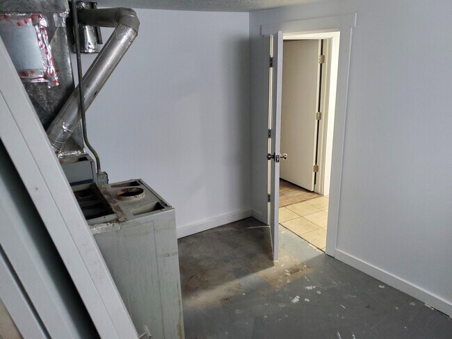 Building Photo - 1005 W 500 N