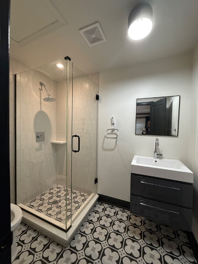 Building Photo - "Renovated 3-Bed Oasis with Granite Kitchen & Cozy Fireplace in Huntsville!"