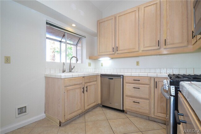 Building Photo - 2911 Country Club Dr