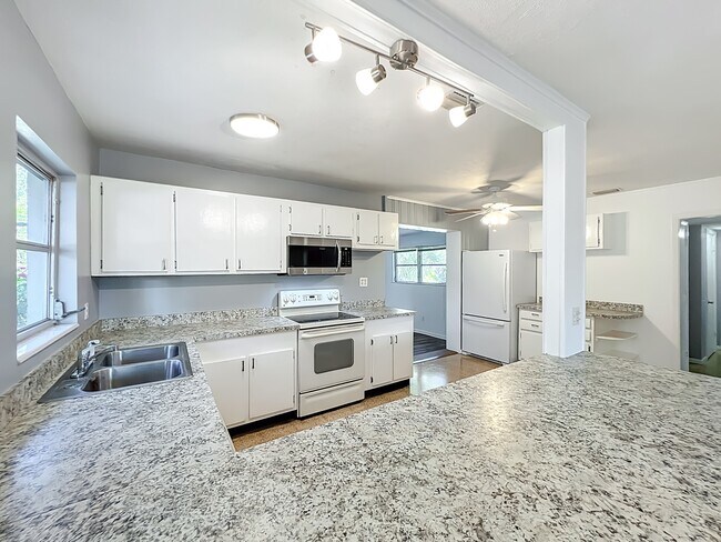 Building Photo - 1706 Cambridge Dr