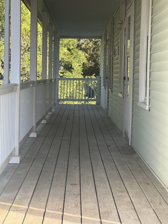 Building Photo - Remodeled 2 bed, 1 bath with laundry
