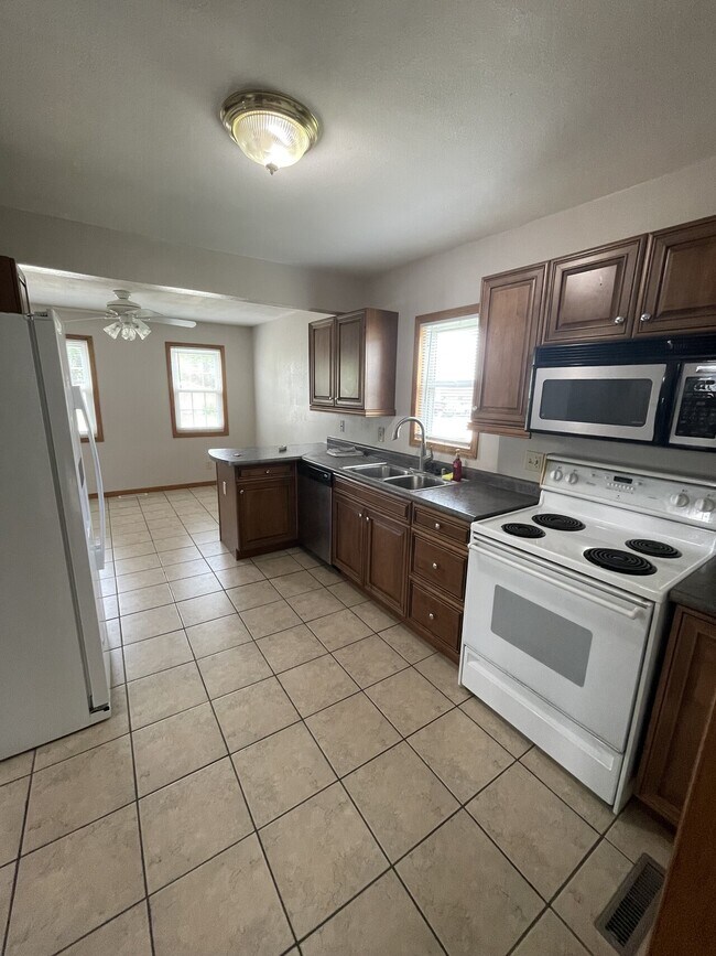 Building Photo - 127 E Main St