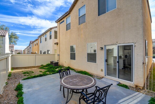 Building Photo - BEAUTIFUL 2 STORY SINGLE FAMILY HOME WITH 3 BEDROOMS AND 2.5 BATHS LOCATED IN SOUTHWEST