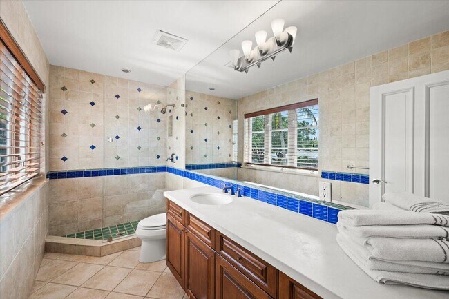 Building Photo - 1313 E Lake Dr