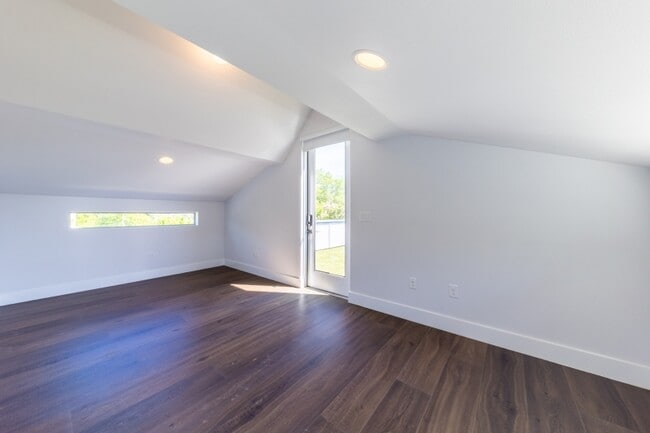 Building Photo - 2014 E 9th St