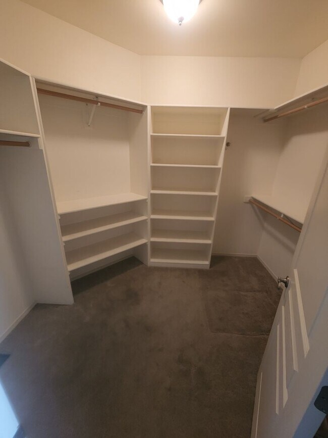 Building Photo - 3 Bedroom 2 Bathroom