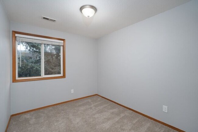 Building Photo - 3 bedroom townhouse with Garage!! Wont last! Call Now!!