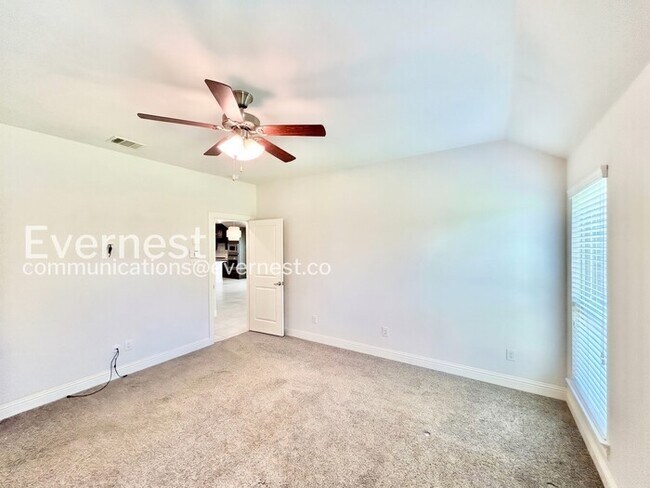 Building Photo - 4 Bed/2 Bath Home with Garage & Fenced Yard / Pet-Friendly / Available Now!