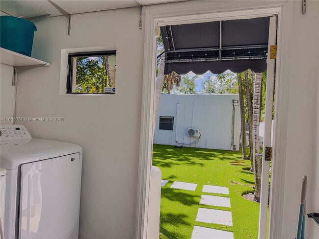 Building Photo - 5938 NE 5th Ave