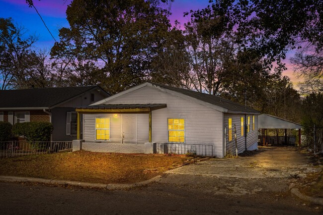 Building Photo - Beautifully Renovated 4 Bedroom 2 Bath Hom...