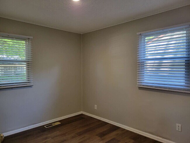 Building Photo - Sweet Home — 3 Bedroom with Garage & Stainless Steel Appliances