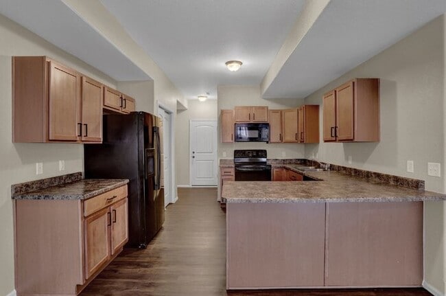 Building Photo - Oct Rent Free. 2 Bed 2.5 Bath 1 Car. Mins ...