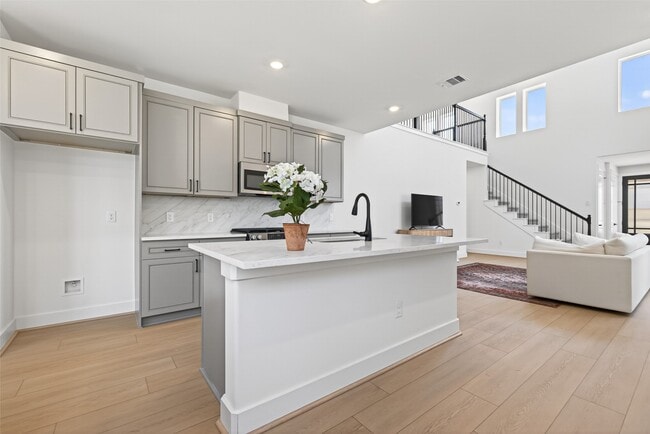 Building Photo - 704 Sonfield Dr