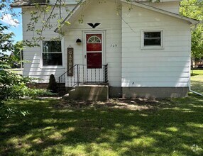 Building Photo - Four Bedroom, Two Bathroom House