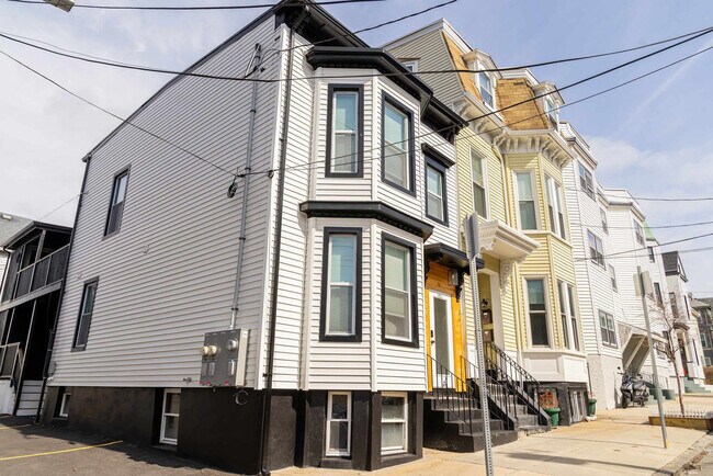 Building Photo - 42 White St Pl