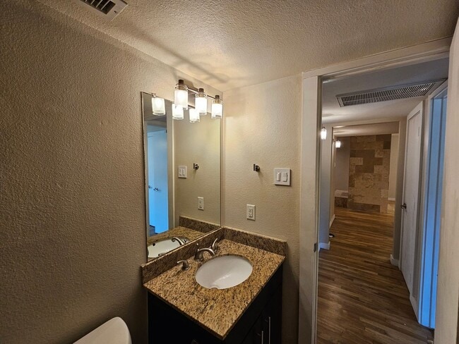 Building Photo - 2-bedroom, 2-bath condo in Gated community...