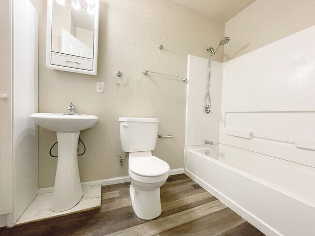 Building Photo - Quaint 3 Bedroom in NW Minot