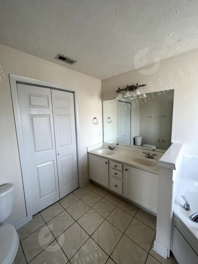 Building Photo - 1811 Balmoral Dr
