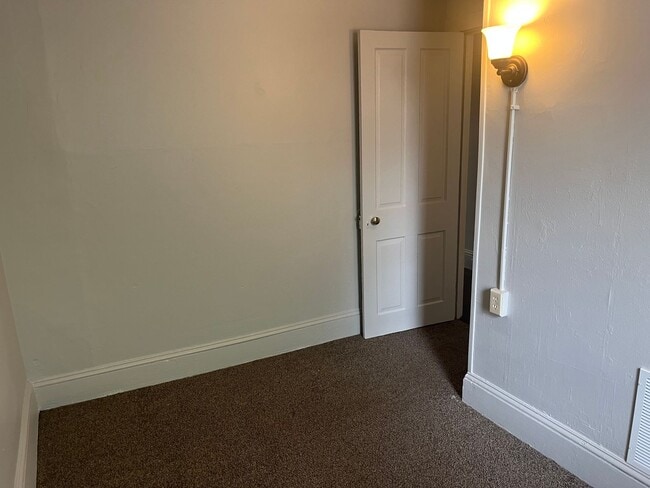 Building Photo - 3 Bedroom, 1 Bath Home in Lancaster *accep...