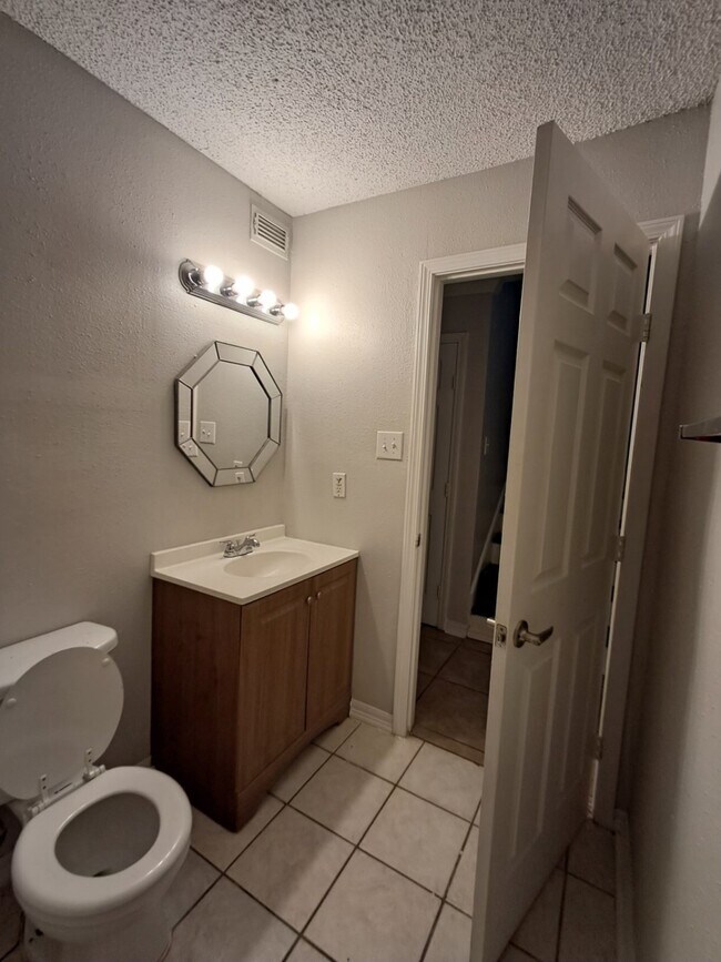 Building Photo - 714 Coolwood Dr