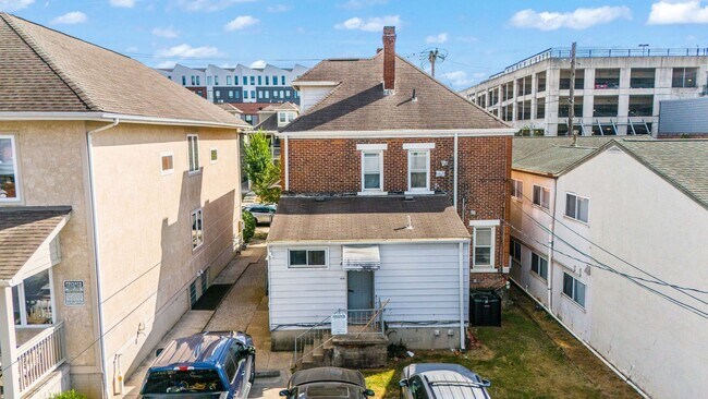 Building Photo - Massive 10 Bedroom Newly Renovated House P...