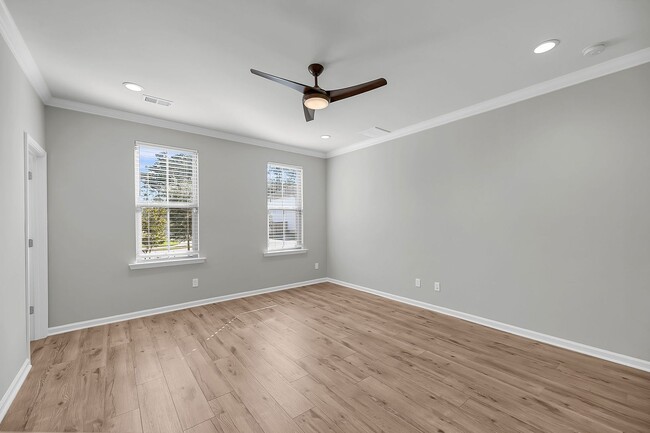 Building Photo - Stunning 4 Bed, 3.5 Bath in Oakfield of Jo...