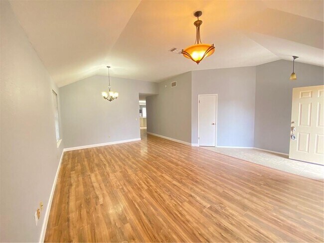 Building Photo - 16916 Dorman Dr