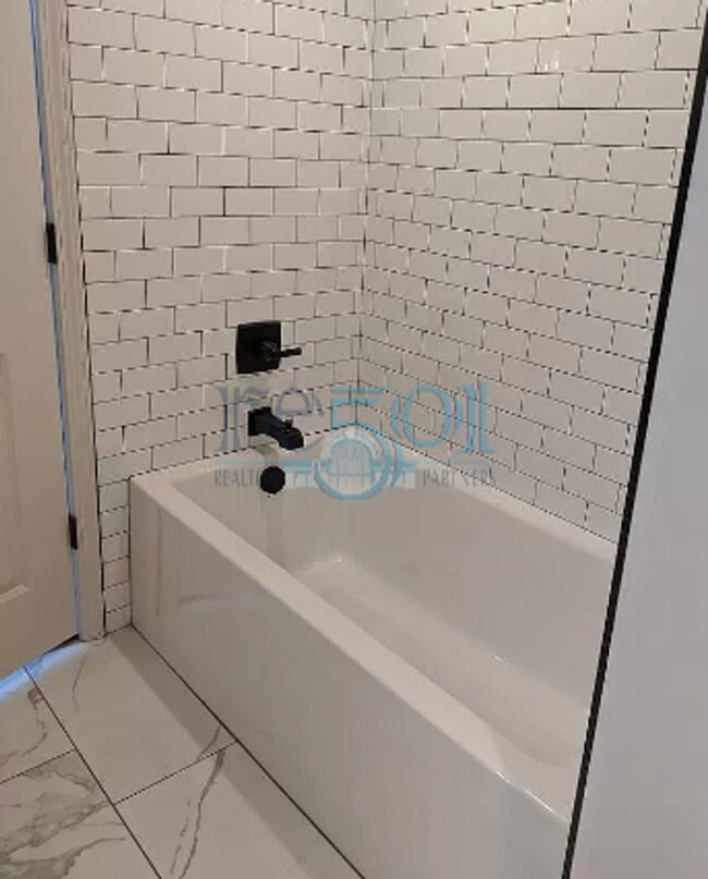 Building Photo - 2 BR 2 BA Luxury Condominium
