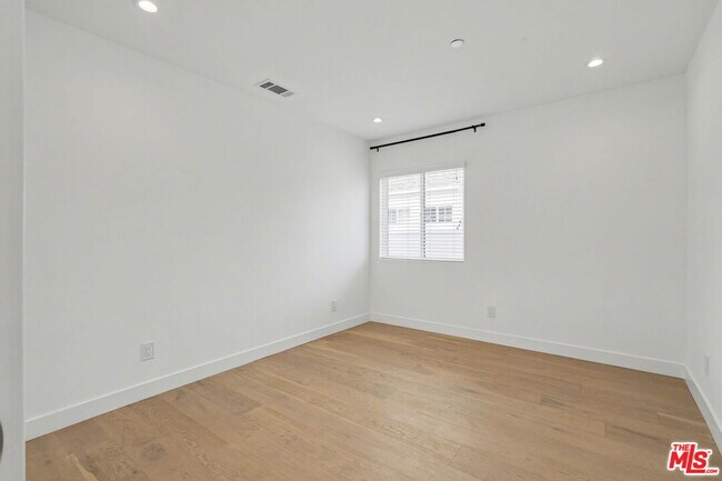 Building Photo - 7832 Croydon Ave