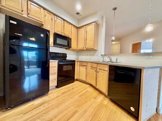 Building Photo - Beautiful 2 Bed 1 Bath Haven in Central Fo...