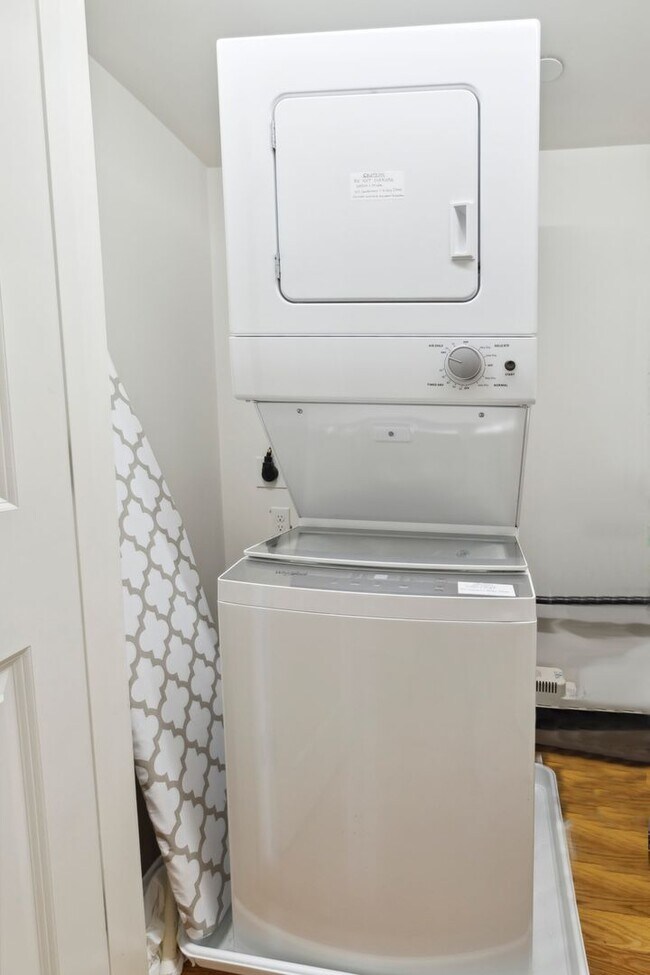 Building Photo - WINTER RENTAL: Portside Glimpse