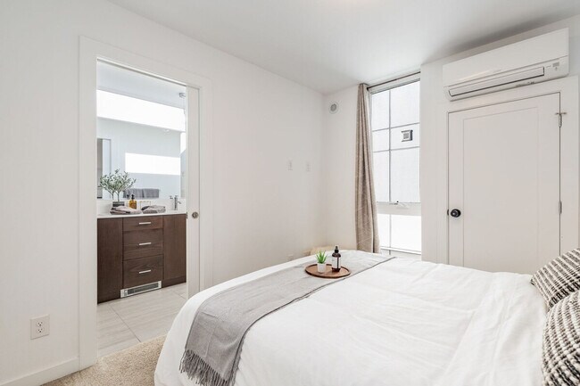 Building Photo - 1215 E Union St