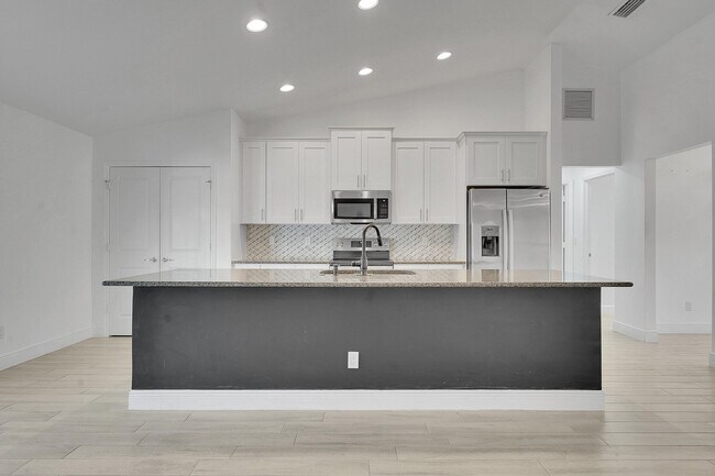 Building Photo - 226 SW Starfish Ave