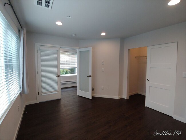 Building Photo - Contemporary Home in Bryant for Rent!