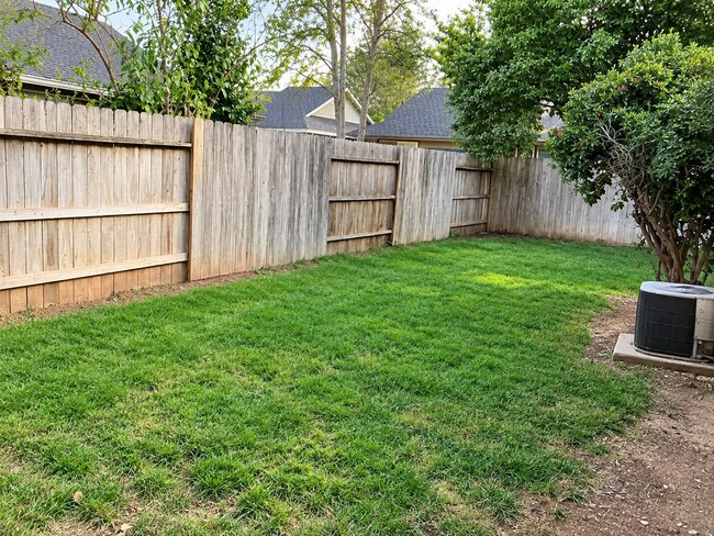 Building Photo - 2 Bed/ 1 Bath l Enclosed Backyard, Garage, In Unit W/D hookups