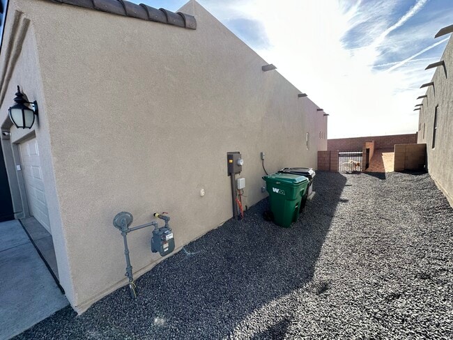 Building Photo - 5208 Bullseye Rd NE