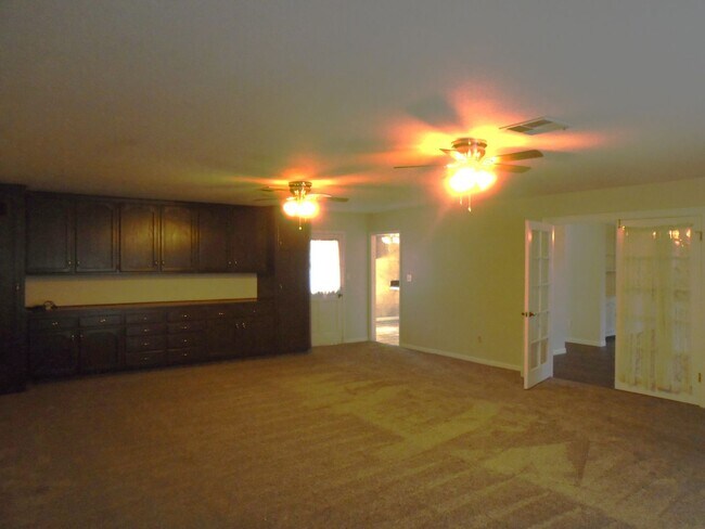 Building Photo - NW - CUSTOM HOME WITH POOL!!