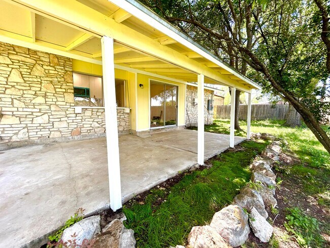 Building Photo - **COMING SOON** Newly Renovated 3 Bedroom ...