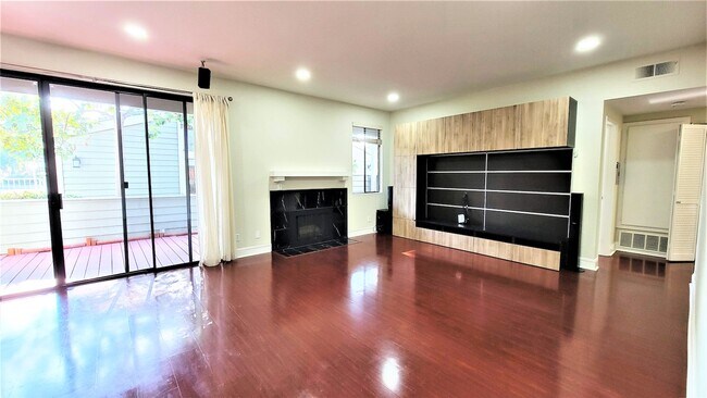 Building Photo - 37168 Meadowbrook Common, Unit 105