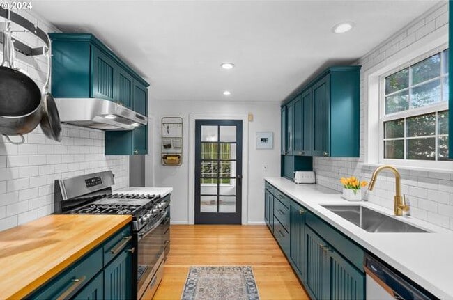 Building Photo - 2510 SW Hume Ct